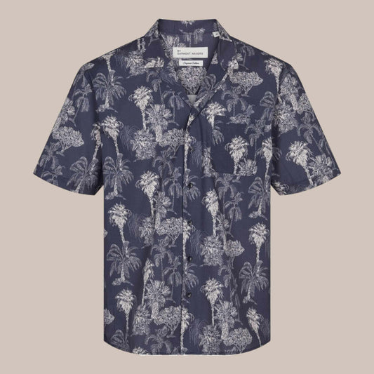 Elmer Palm SS Shirt GOTS Navy Blazer, en lækker mørkeblå printet korærmet skjorte fra By Garment Makers. Her set forfra.