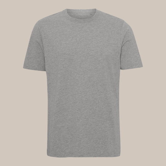 JM Skagen T-shirt Oxford Grey, JM SKagen Clothing Apparels egen T-shirt. Lavet i Øko-Tex Certificeret bomuld og et mix af fibre for at give den helt rigtige mellering. Her set forfra.
