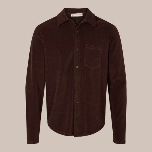 Marius Terry Shirt Ebony Brown, brun frotte herre skjorte fra By Garment Makers. Her set forfra.