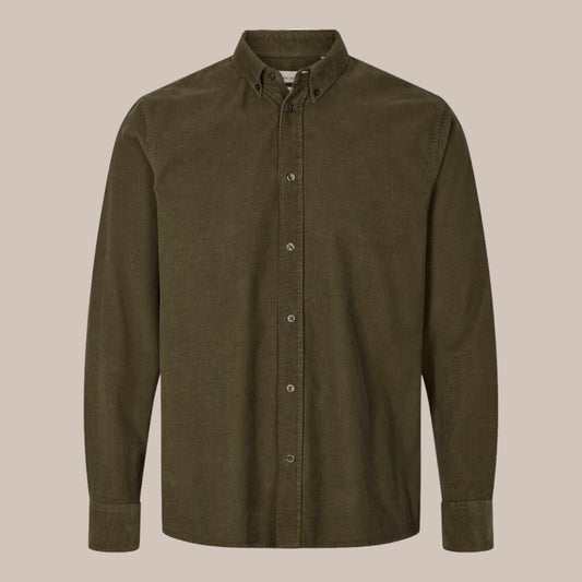Vincent Corduroy Shirt GOTS Russian Olive, army grøn fløjlsskjorte fra By Garment Makers. Her set forfra. 