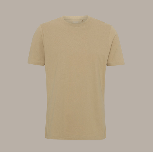 JM Skagen T-shirt produceret i 100% Økologisk Øko-Tex certificeret Bomuld. Udført i et regular fit og her vist i farven Sand