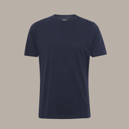 JM Skagen T-shirt. Navy Blå reular fit T-shirt, fremstillet i 100% Økologisk Bomuld