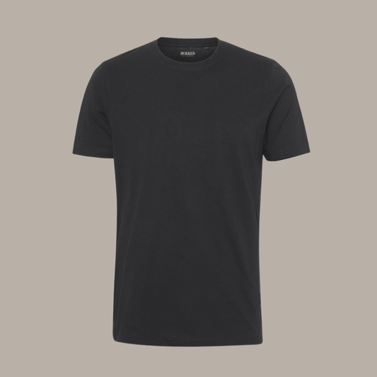 JM Skagens t-shirt producert i 100% Økologisk Øko-Tex certificeret Bomuld. Denne Herre t-shirt er fremstillet i regular fit og her vist i farven Sort. Her set forfra.